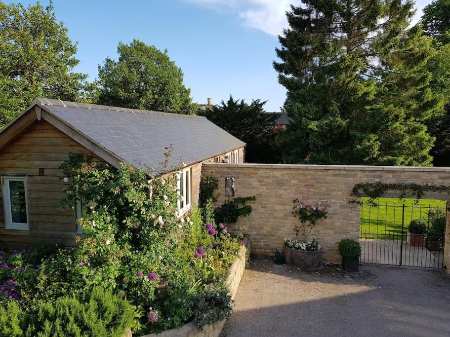Charming Cottage Surrounded By Idyllic Garden In Peaceful Location In Central Чарлбері Екстер'єр фото