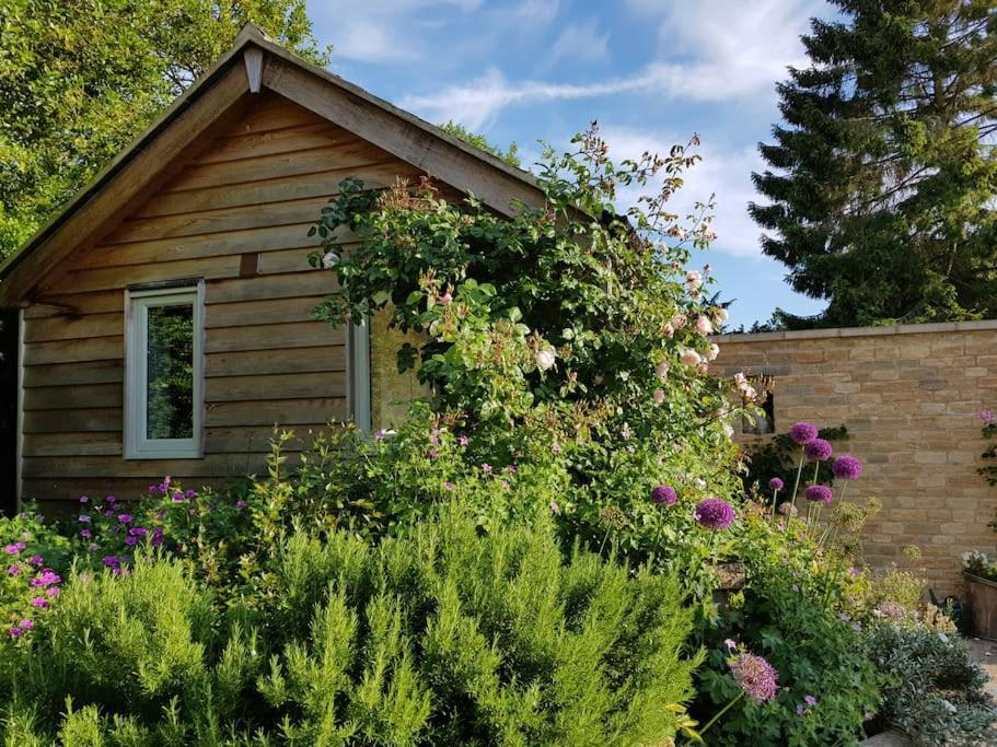 Charming Cottage Surrounded By Idyllic Garden In Peaceful Location In Central Чарлбері Екстер'єр фото