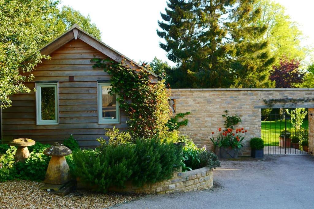 Charming Cottage Surrounded By Idyllic Garden In Peaceful Location In Central Чарлбері Екстер'єр фото