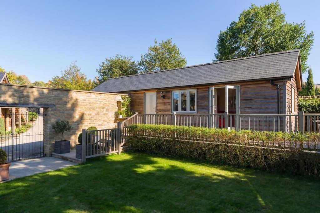 Charming Cottage Surrounded By Idyllic Garden In Peaceful Location In Central Чарлбері Екстер'єр фото